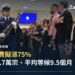 美國國土安全部色衛隊與一列新公民在入籍宣誓儀式上手按胸口宣誓效忠,背景螢幕顯示USCIS標誌